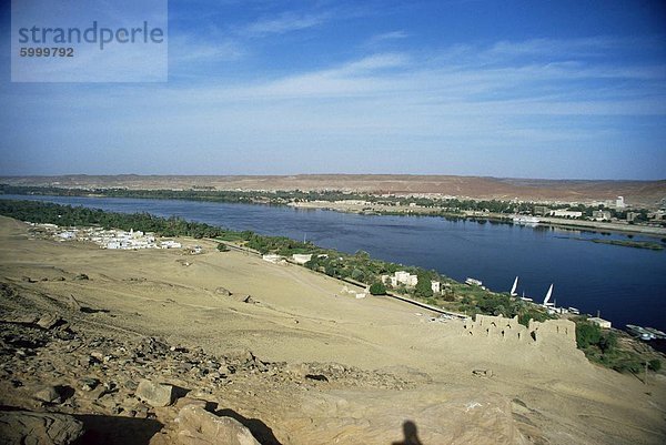 Blick von der Schrein Kubet el Hawa  Richtung Assuan am anderen Ufer des Nils  Oberägypten  Ägypten  Nordafrika  Afrika