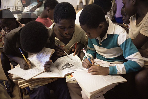 Kinder in der Schule in Espungabera  Mamica Provinz  Mosambik  Südafrika