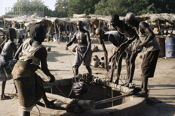 Wasserloch in Afrika Marktplatz  Ati  Tschad