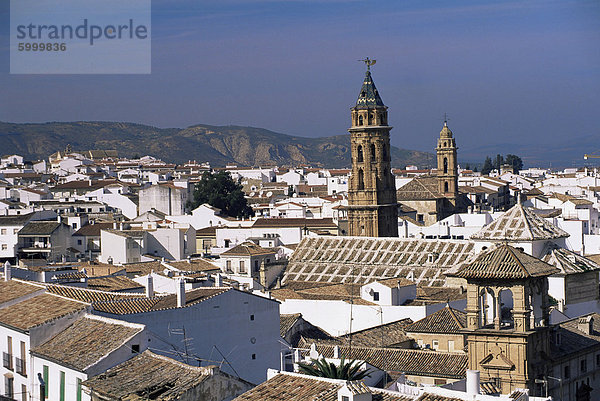 Ansicht der Stadt von Burgmauern  mit der Kirche von San Sebastian am Skyline  Antequera  Malaga  Andalusien  Spanien  Europa