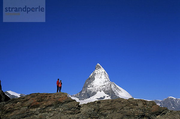 Wanderer auf Felsen und das Matterhorn  Rotenboden  Zermatt  Valais  Schweizer Alpen  Schweiz  Europa