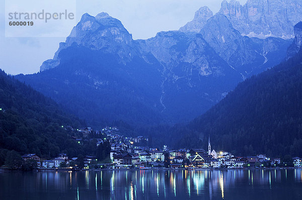 Alleghe und Lake Alleghe in der Abenddämmerung mit Monte Civetta über  Dolomiten  Veneto  Italien  Europa