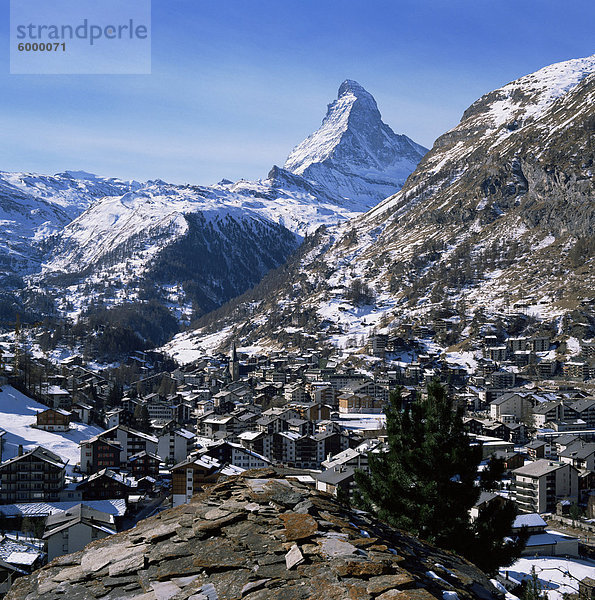 Das Matterhorn und Zermatt unterhalb  Wallis  Schweiz  Europa
