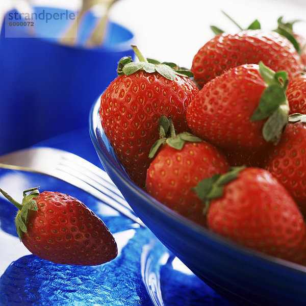 Erdbeeren in blau Schüssel