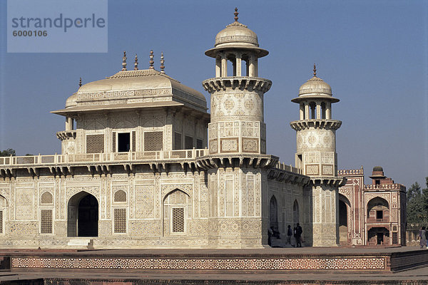 Grabmal des Itimad-Ud-Daulah  gebaut von Nur Jehan  Ehefrau von Jehangir  1622 n.  Agra  Uttar Pradesh Zustand  Indien  Asien