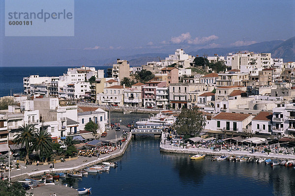 Bodenlose See oder See Voulismeni im Vordergrund  Agios Nikolaos  Kreta  Griechenland  Europa