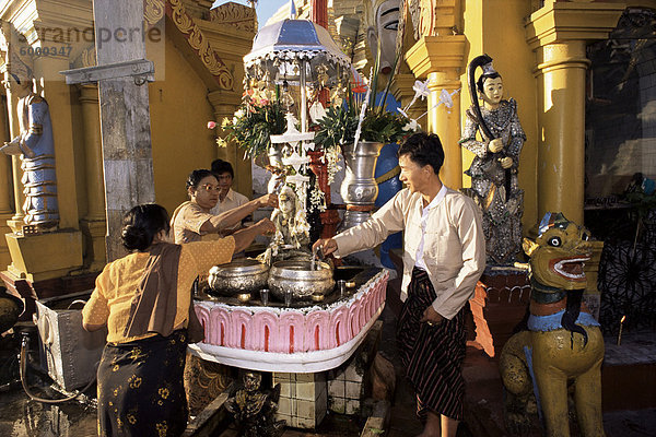 Gießen Wasser auf den Buddha  Shwedagon Pagode  Yangon (Rangoon)  Myanmar (Birma)  Asien