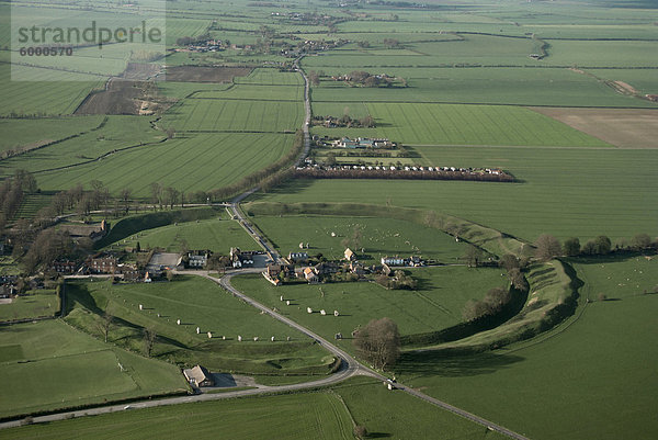 Luftbild von Avebury  UNESCO Weltkulturerbe  Wiltshire  England  Vereinigtes Königreich  Europa