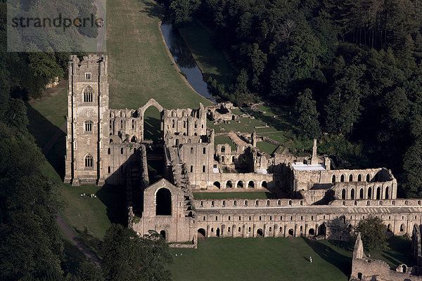 Luftbild von Fountains Abbey  UNESCO Weltkulturerbe  Yorkshire  England  Vereinigtes Königreich  Europa