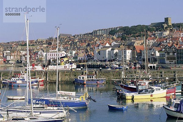 Boote im Hafen und direkt am Meer  Scarborough  Yorkshire  England  Vereinigtes Königreich  Europa