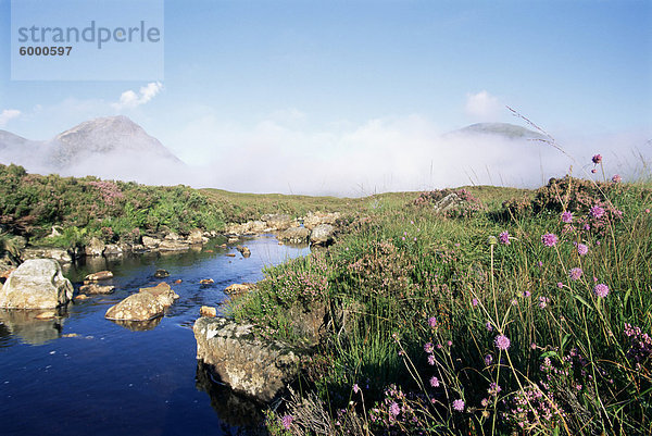 Frühen Morgennebel teilweise verdeckt Buachaille Etive Mor  einer der schottischen Munroes  Hochlandregion  Schottland  Vereinigtes Königreich  Europa