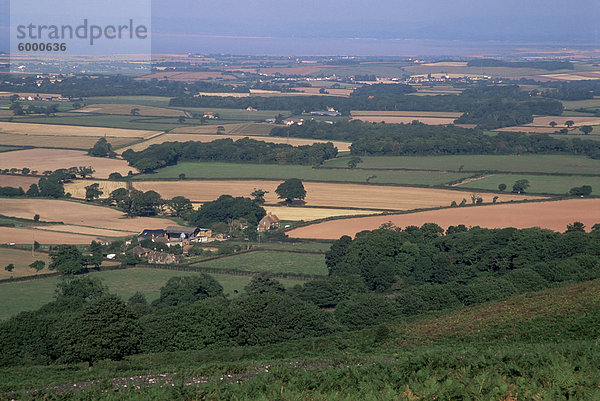 Nord Somerset und den Bristol Channel in der Ferne  aus der Quantocks  Somerset  England  Vereinigtes Königreich  Europa