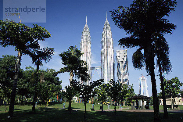 Petronas twin Towers  gesehen vom öffentlichen Park  Kuala Lumpur  Malaysia  Südostasien  Asien