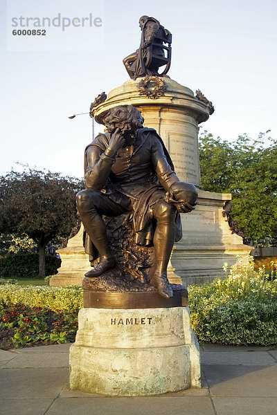 Statue von Weiler mit Statue von Ronald Gower hinter  Stratford-upon-Avon  Warwickshire  Midlands  England  Vereinigtes Königreich  Europa