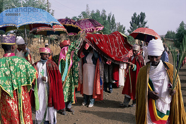 Männer in Prozession während des christlichen Festivals des Rameaux  Axoum (Axum) (Aksum)  Tigre Region  Äthiopien  Afrika