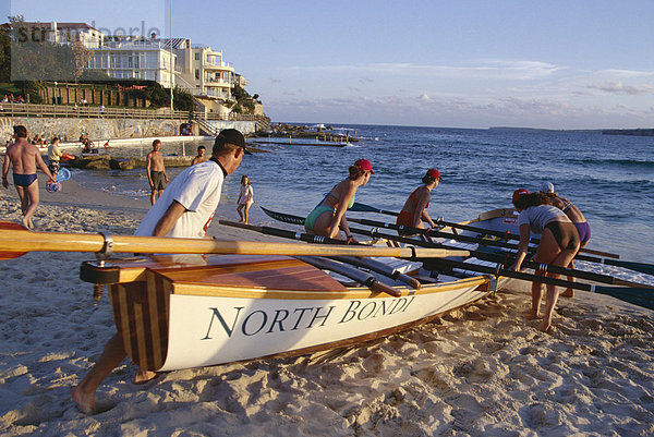 Traditionelle Zeile Boot Training für lebensrettende  Bondi Beach  New South Wales (NSW)  Australien  Pazifik