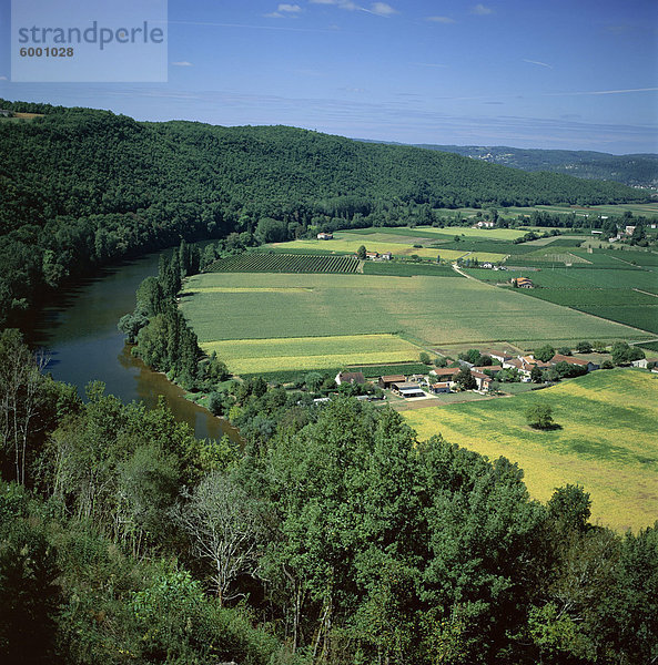 Blick über Felder und Bäume  Fluss im Dordoge Tal  Aquitaine  Frankreich  Europa