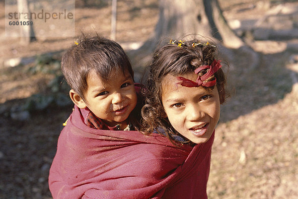 Kopf und Schultern Porträt von zwei Kindern  Kathmandu  Nepal  Asien