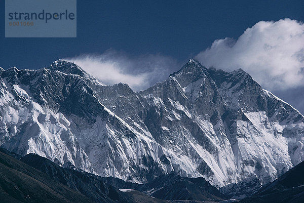 Mount Everest  Spitze auf der linken Seite mit Schnee Plume  über Nuptse Kamm  Himalaya  Nepal  Asien gesehen