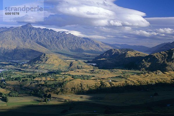 Richtung Südosten von Coronet Peak im Tal der Shotover und The Remarkables Berge  in der Nähe von Queenstown  west Otago  Südinsel  Neuseeland  Pazifik