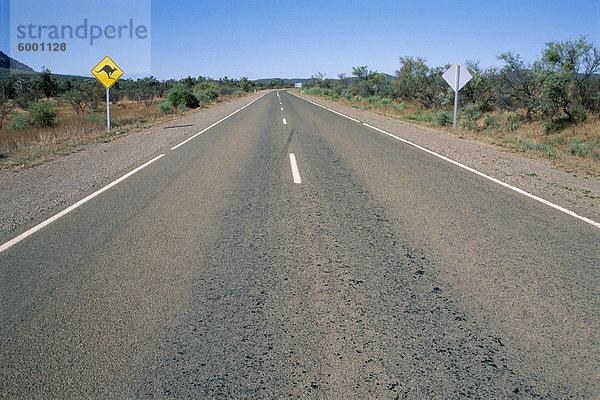 Känguru unterzeichnen und leeren Straße  Flinders Range  South Australia  Australien  Pazifik