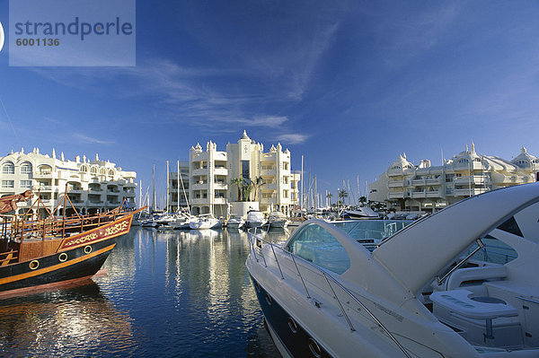 Luxus-Boot und der Marina  Malaga  Benalmadena-Costa (Costa Del Sol)  Andalusien (Andalusien)  Spanien  Europa