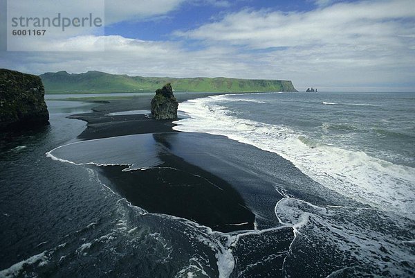 Schwarzen vulkanischen Sand und Meer-Stapel auf Südküste Vogelschutzgebiet  Dyrholaey  Island  Polarregionen