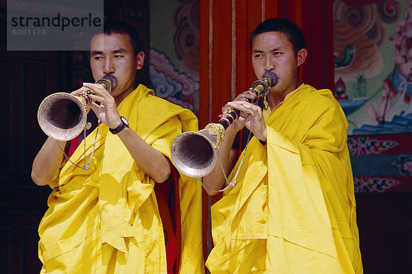 Mönche Blasen Flöten außerhalb einer Gompa (tibetische Kloster)  Bodhnath  Katmandu  Nepal