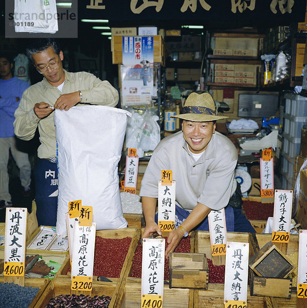 Kaufen Sie verkaufen Trockenfrüchte und Nüsse  Tsukiju  Tokyo  Japan