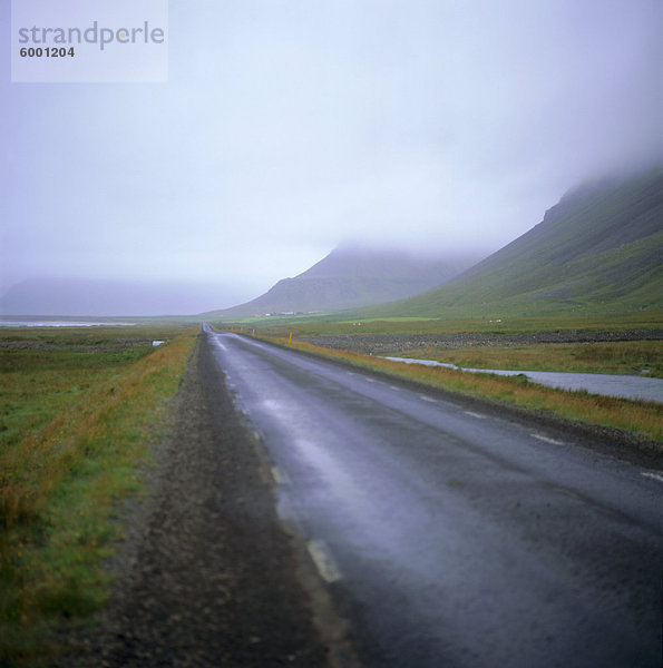 Leere Straßen und niedrige Wolke in der Nähe von Patreksfjordur  West Island  Polarregionen