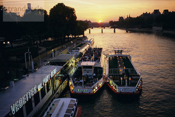 Pont Neuf und Tour-Boote auf der Seine bei Sonnenuntergang  Paris  Frankreich  Europa