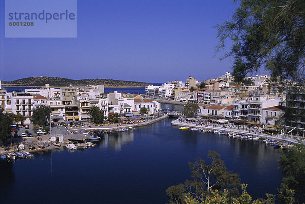 See Voulismeni oder 'Bodenlose See' im Vordergrund  Agios Nikolaos  Kreta  Griechenland  Europa