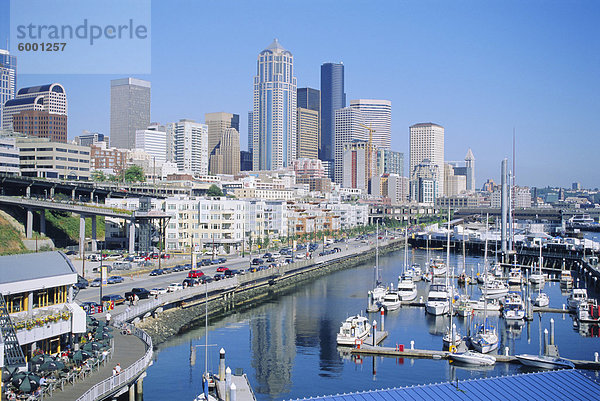 Am Wasser gelegen und die Skyline von Seattle  Washington State  USA