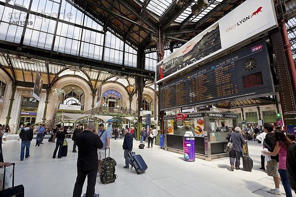 Passagiere durchlaufen bis zum Bahnhof  durch den Vorstand der an-und Abreise  Gare de Lyon-train Station  Paris  Frankreich  Europa