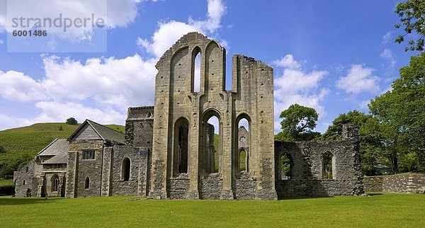 Valle Crucis  ruiniert Zisterzienser-Abtei  in Llantysilio  in der Nähe von Llangollen  Denbighshire  Wales  Vereinigtes Königreich  Europa