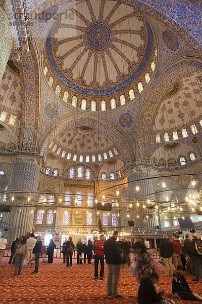 Innen Blaue Moschee offen für Touristen und Pilger gebaut von Sultan Ahmet ich 1609  entworfen von dem Architekten Mehmet Aga  Istanbul  Türkei  Europa