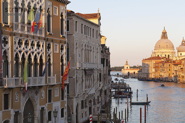 Der Canal Grande und die gewölbte Santa Maria Della Salute  Venedig  UNESCO World Heritage Site  Veneto  Italien  Europa