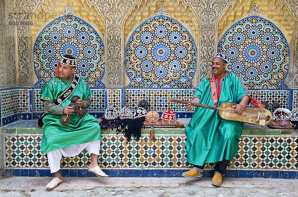 Carcaba (Eisen Kastagnetten) und Gambri (Gitarre) Spieler  Kasbah  Tanger  Marokko  Nordafrika  Afrika