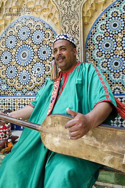 Gambri (Gitarre) Spieler  Kasbah  Tanger  Marokko  Nordafrika  Afrika