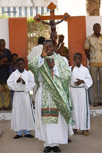 Prozession außerhalb Lome Kathedrale  Lome  Togo  Westafrika  Afrika