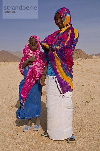 Bunt gekleidet Frauen der Tuareg in der Sahara  südlichen Algerien  Nordafrika  Afrika