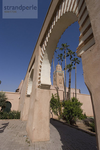 Die Koutoubia-Moschee (Moschee Booksellers')  das Wahrzeichen von Marrakesch  Marokko  Nordafrika  Afrika