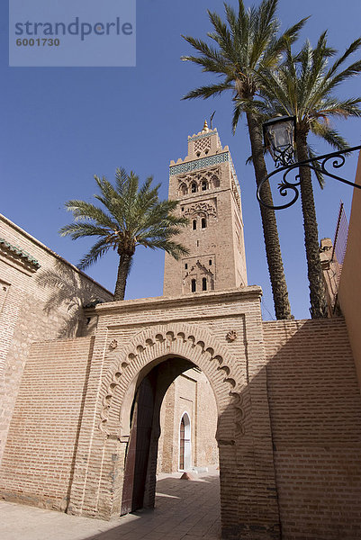 Die Koutoubia-Moschee (Moschee Booksellers')  das Wahrzeichen von Marrakesch  Marokko  Nordafrika  Afrika