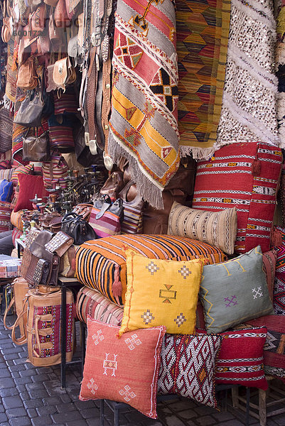 Waren in den Souks in der Medina  Marrakesch  Marokko  Nordafrika  Afrika