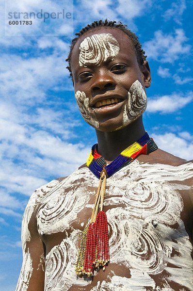 Bunte Junge aus der Karo Stamm  Omo-Tal  Äthiopien  Afrika
