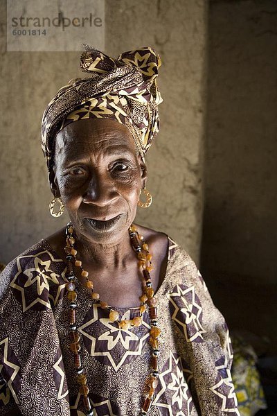 Porträt einer Griot (Erzähler)  Frau in Mali  Westafrika  Afrika