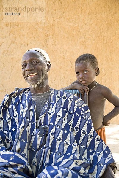 Ältere und junge in Koni Kombole Dorf im Bereich Dogon Mali  Westafrika  Afrika