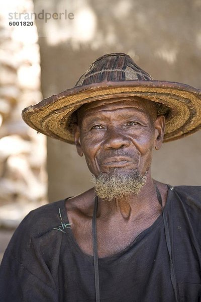 Ältere im Dorf von Ende in Mali  tragen eine konische Strohhut  Mali  Westafrika  Afrika