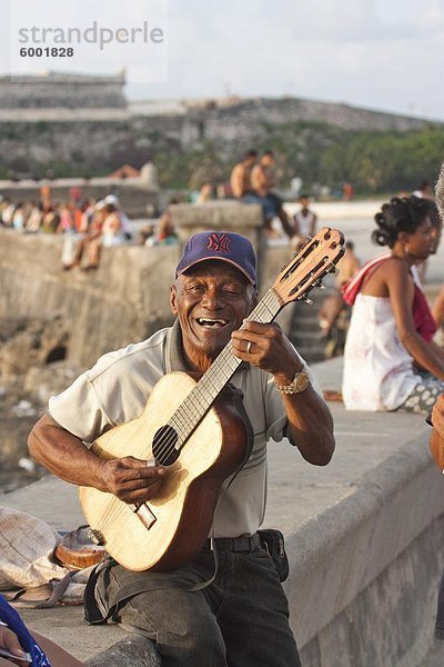 Gitarrist am Malecón in Havanna  Kuba  Westindische Inseln  Mittelamerika
