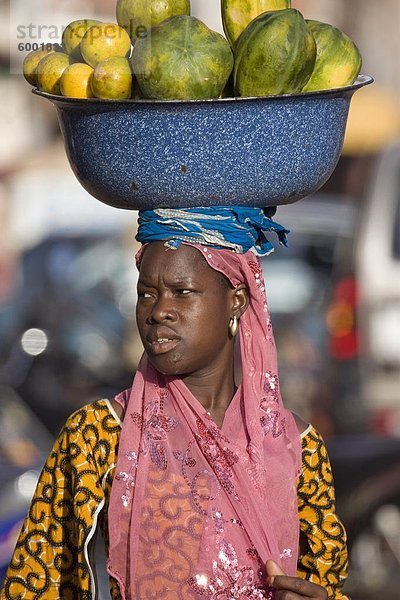 Verkauf von Obst auf dem Markt in Ouagadougou  Burkina Faso  Westafrika  Afrika